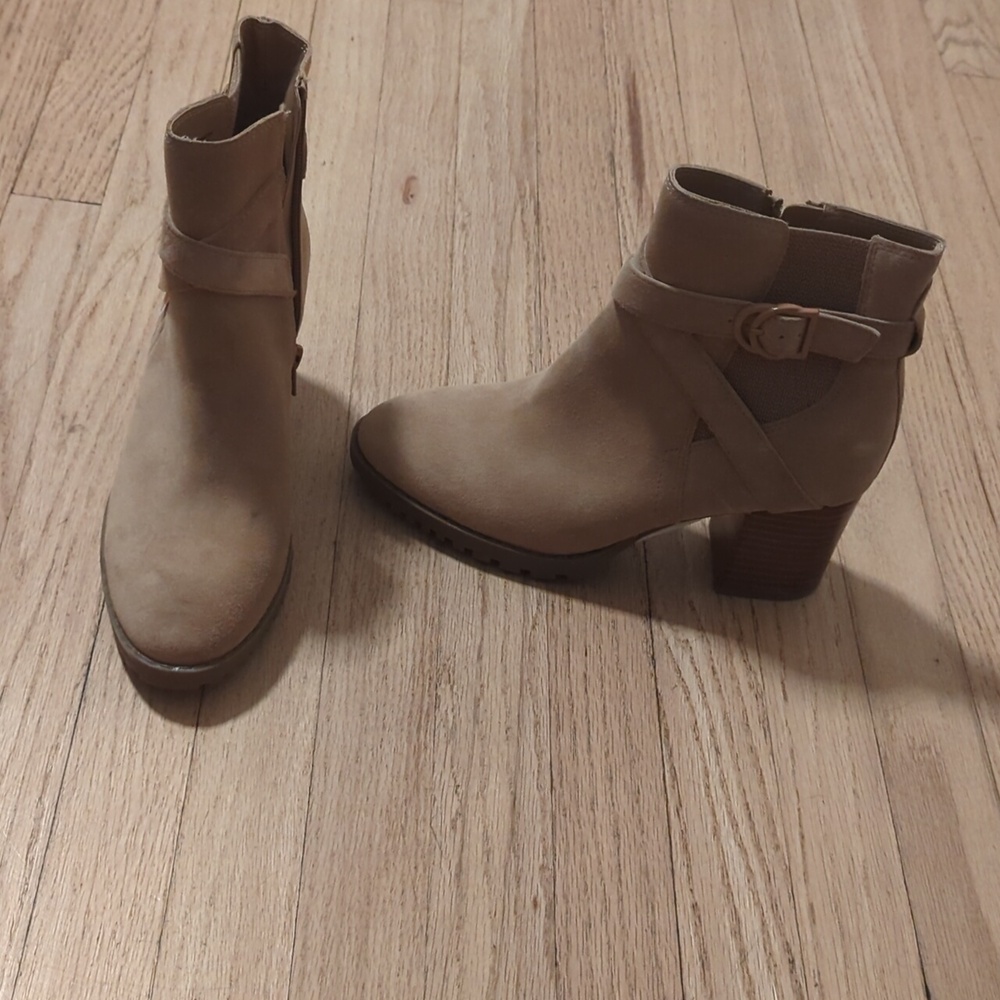 Women's Blondo Tazmin brown/tan booties with block heel and buckle size 7